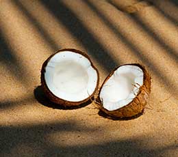 L'huile de coco sublime la peau: comment l'utiliser pour le corps et le  visage? : Femme Actuelle Le MAG